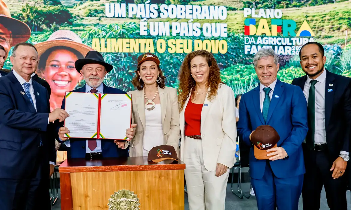 Presidente da República, Luiz Inácio Lula da Silva, e ministra do Desenvolvimento Agrário e Agricultura Familiar (MDA), Fernanda Machiaveli, durante a Cerimônia de Lançamento do Plano Safra da Agricultura Familiar, no Palácio do Planalto, Brasília-DF.