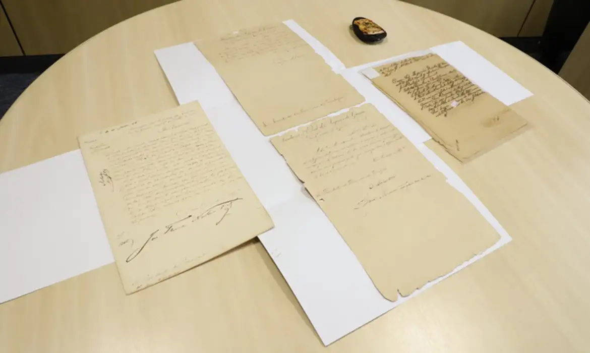 Rio de Janeiro (RJ), 17/06/2026 - PF restitui documentos históricos ao Arquivo Nacional. Entre os bens restituídos, estão dois documentos datados de 1876, um deles assinado por Duque de Caxias, e outro assinado por José Thomaz Nabuco Filho, pai do abolicionista Joaquim Nabuco, datado de 1865. Foto: PF/Divulgação
