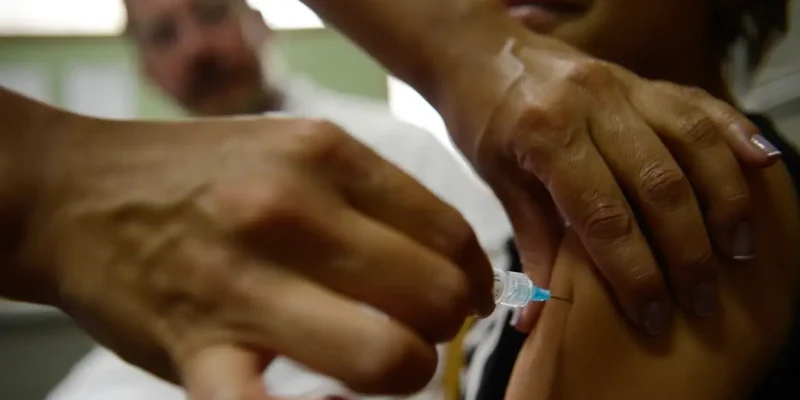 Brasília - Alunas do Centro de Ensino Fundamental 25, em Ceilândia, são vacinadas contra o papiloma vírus humano - HPV (Marcelo Camargo/Agência Brasil)