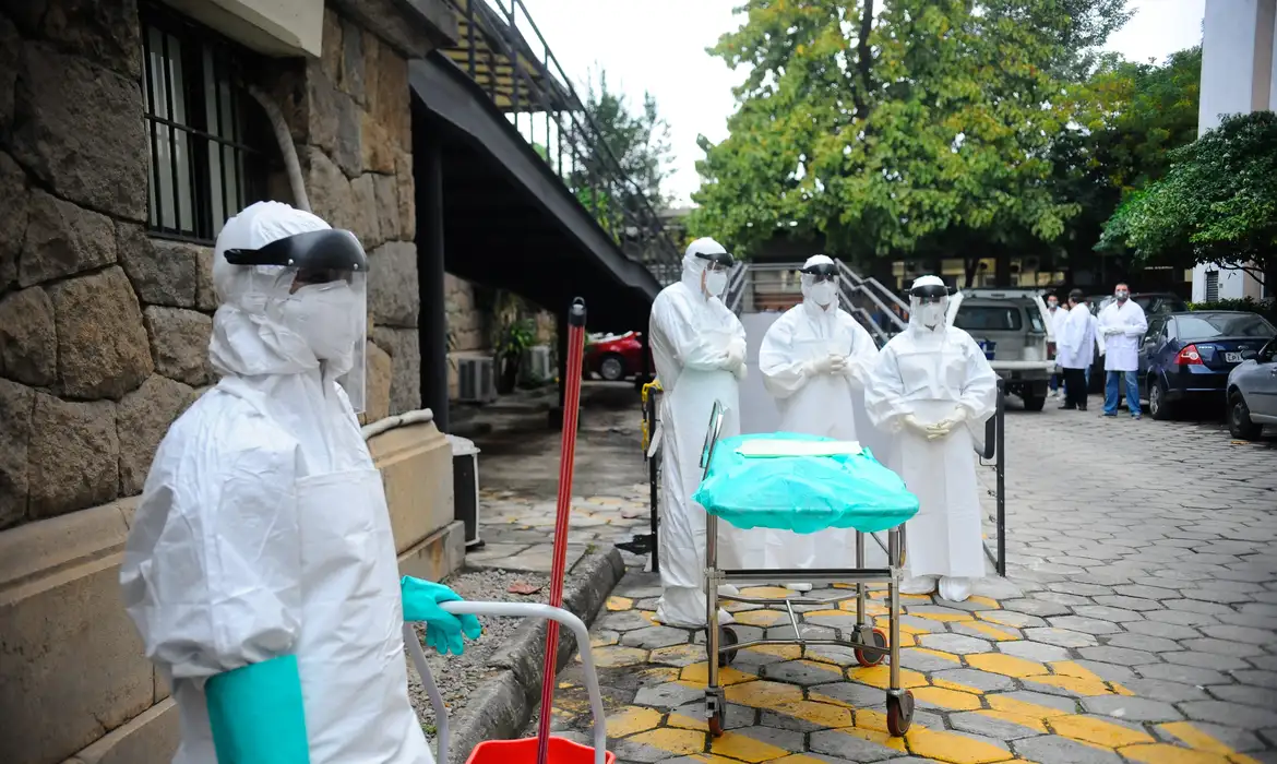 Rio de Janeiro - Governo brasileiro realiza uma simjulação colocando em prática as medidas adotadas pelo governo em resposta a um eventual caso suspeito de Ebola em viajante internacioal. Na foto simulação da chegada de um  suspeito de