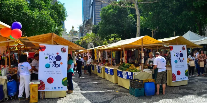 Artesãos de vários municípios fluminenses participam do 5º Festival de Economia Solidária, na Cinelândia, no centro da capital (Tomaz Silva/Agência Brasil)