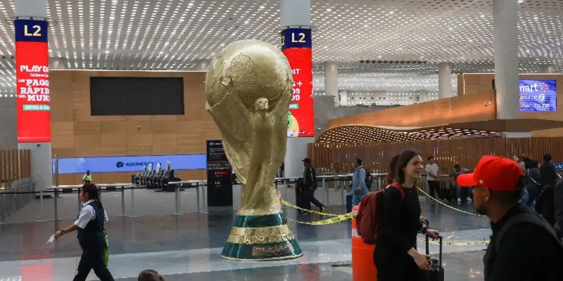 Passageiros passam por réplica gigante do troféu da Copa do Mundo no Aeroporto Internacional da Cidade do México 
 18 de maio de 2026    REUTERS/Henry Romero