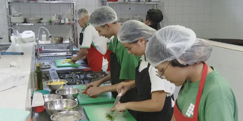 Brasília (DF) - Caminhos da Reportagem - Alunos do curso técnico de gastronomia do instituto federal de Brasília.
A taxa de desemprego no Brasil é de 8,8%, segundo a pesquisa mais recente do IBGE. Já entre os jovens de 18 a 24 anos, esse índice é o dobro: 18%.
Foto: Frame Caminhos da Reportagem/TV Brasil