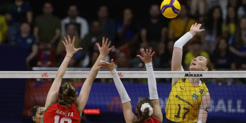 Lance de jogo de vôlei entre Brasil e. Bulgária. Foto: Patricy Albuquerque/CBV