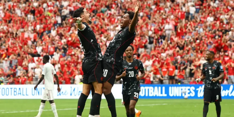 Jonathan David comemora o terceiro gol do Canadá com Stephen Eustáquio 
18 de junho de 2026 REUTERS/Agustin Marcarian
