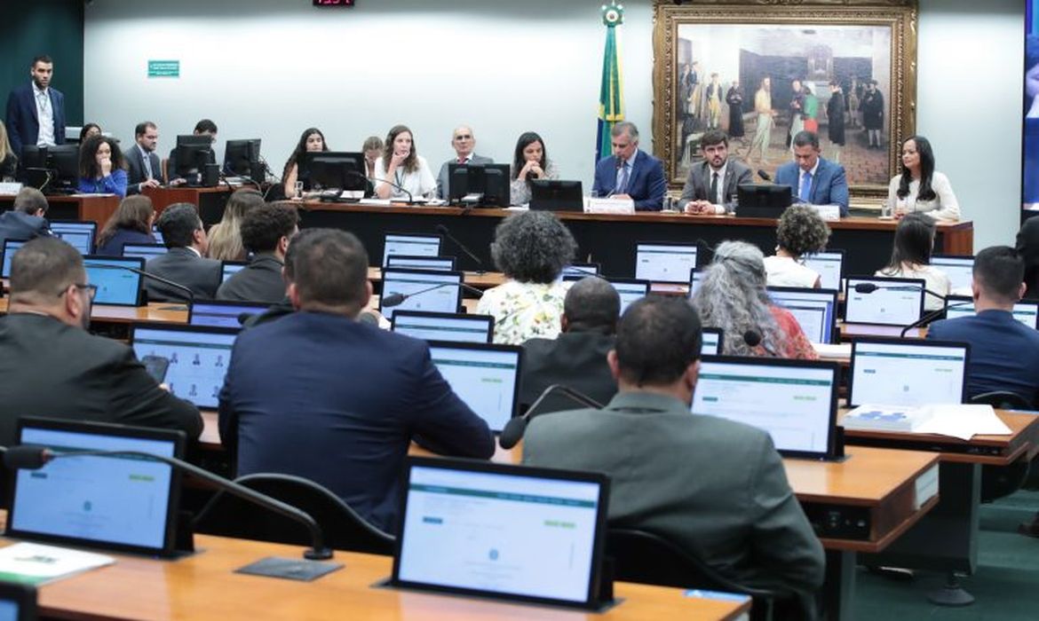 CCJ da Câmara analisa PEC da redução da maioridade penal