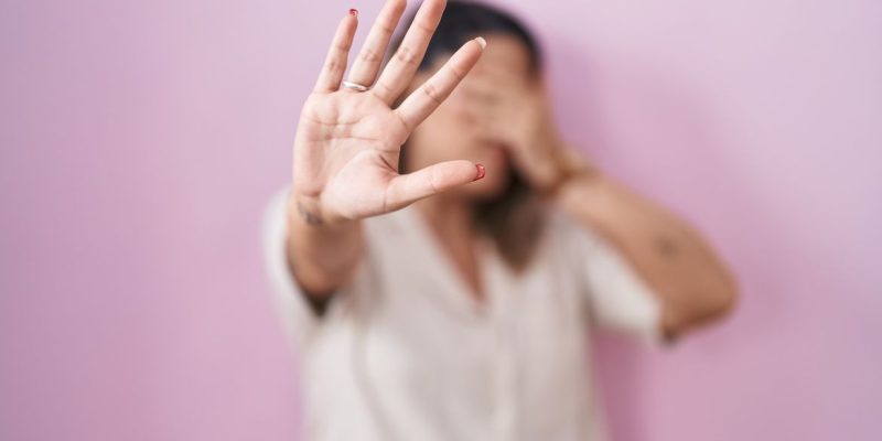 Violência contra a mulher, criança e adolescente. Violência doméstica. Foto: Freepick