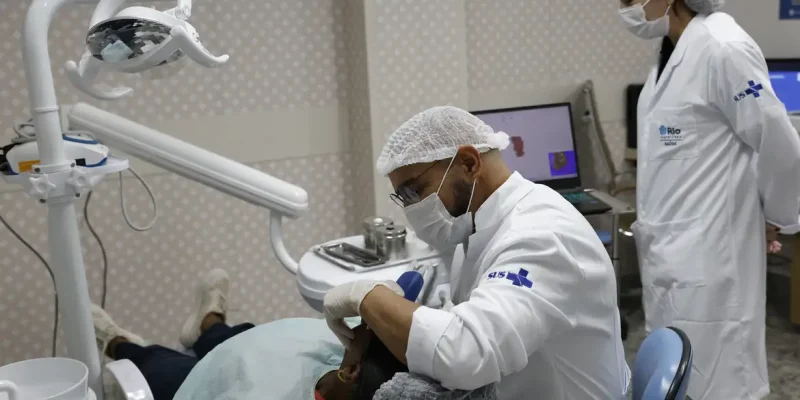 Rio de Janeiro (RJ), 24/04/2025 – Paciente é atendida por dentistas nos serviços de odontologia do Super Centro Carioca de Saúde, em Benfica. Foto: Fernando Frazão/Agência Brasil