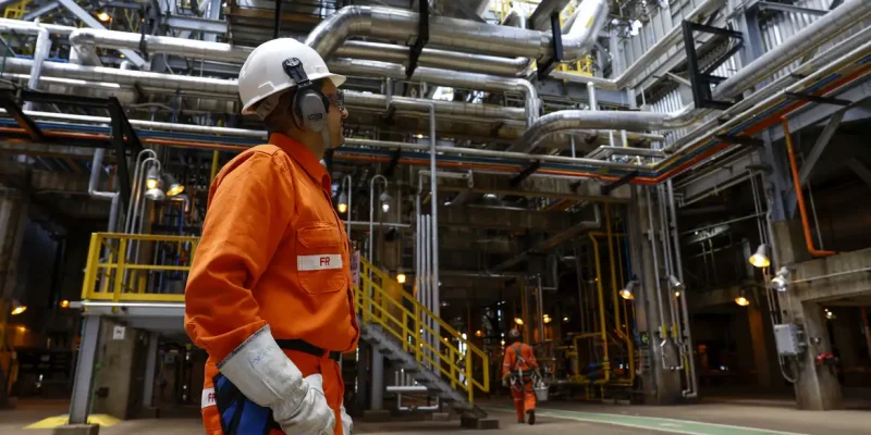 Ipojuca (PE) 01/11/2024 – O gerente de projeto na Refinaria Abreu e Lima (RNEST), da Petrobras, Rodrigo Avelino, em visita técnica na unidade U-93 de abatimento de emissões de gases SNOX, que transforma óxido de enxofre e óxido de nitrogênio em ácido sulfúrico a ser comercializado. A estrutura será a primeira do tipo a funcionar nas Américas, terceira no mundo.  Foto: Fernando Frazão/Agência Brasil