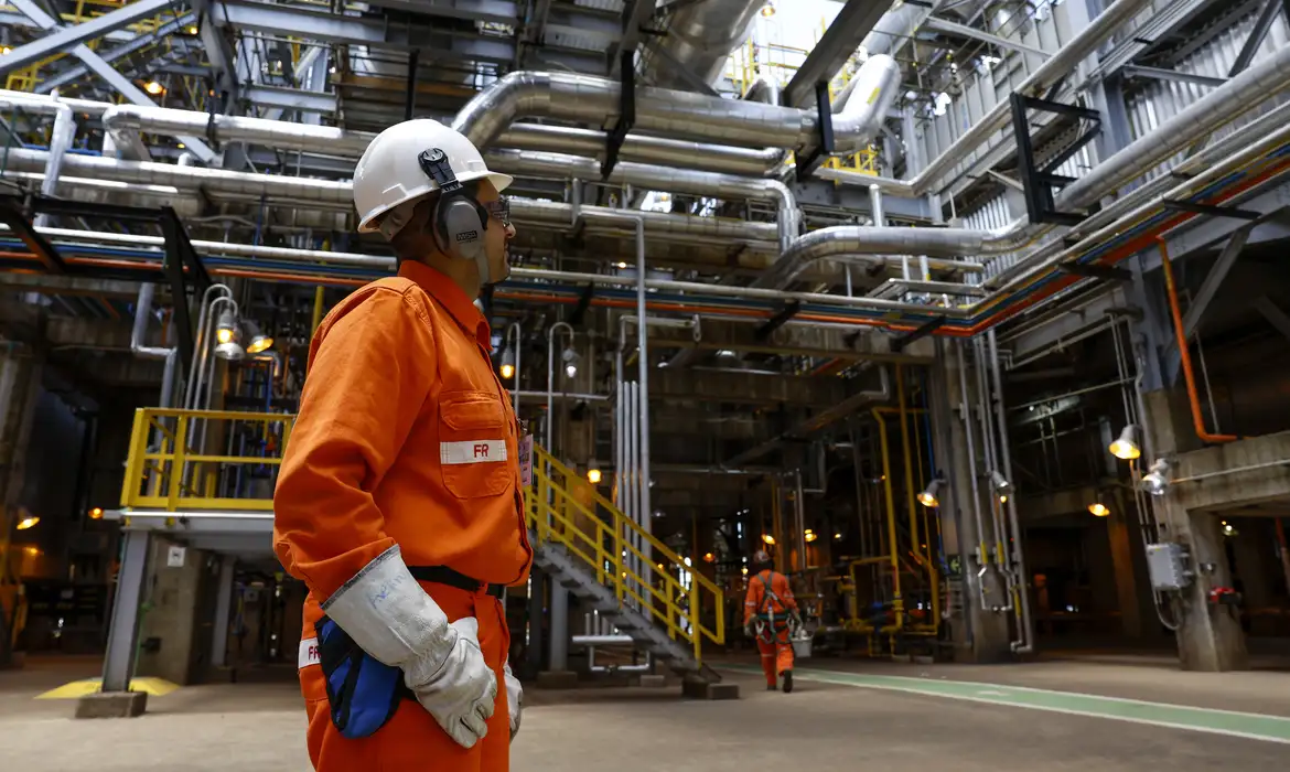 Ipojuca (PE) 01/11/2024 – O gerente de projeto na Refinaria Abreu e Lima (RNEST), da Petrobras, Rodrigo Avelino, em visita técnica na unidade U-93 de abatimento de emissões de gases SNOX, que transforma óxido de enxofre e óxido de nitrogênio em ácido sulfúrico a ser comercializado. A estrutura será a primeira do tipo a funcionar nas Américas, terceira no mundo.  Foto: Fernando Frazão/Agência Brasil