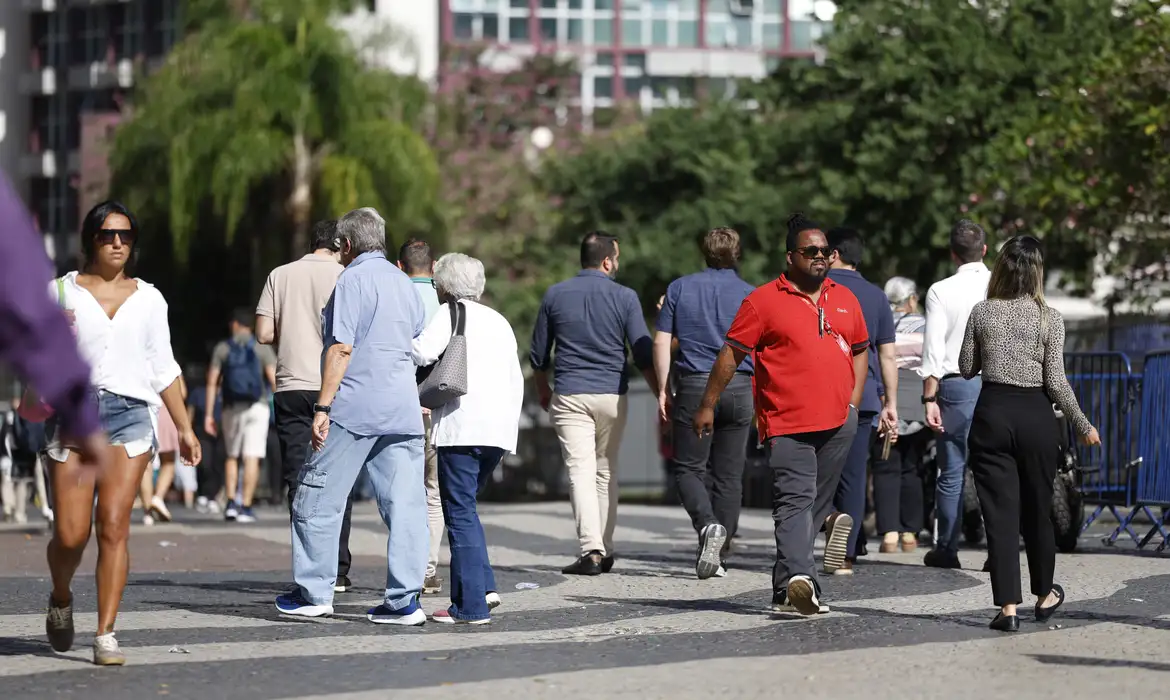 Rio de Janeiro (RJ), 28/05/2026 – Trabalhadores no Largo da Carioca após aprovação pela Câmara dos Deputados da PEC que acaba com escala de trabalho 6x1. Foto: Fernando Frazão/Agência Brasil