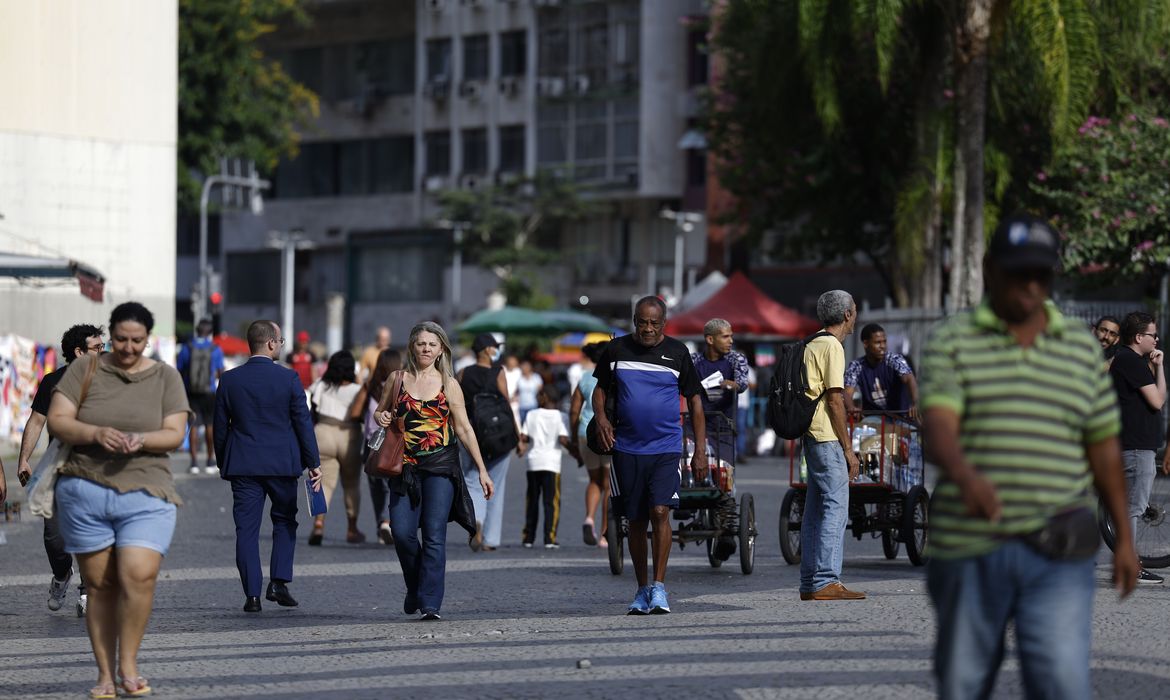 Rio de Janeiro (RJ), 28/05/2026 – Trabalhadores no Largo da Carioca após aprovação pela Câmara dos Deputados da PEC que acaba com escala de trabalho 6x1. Foto: Fernando Frazão/Agência Brasil