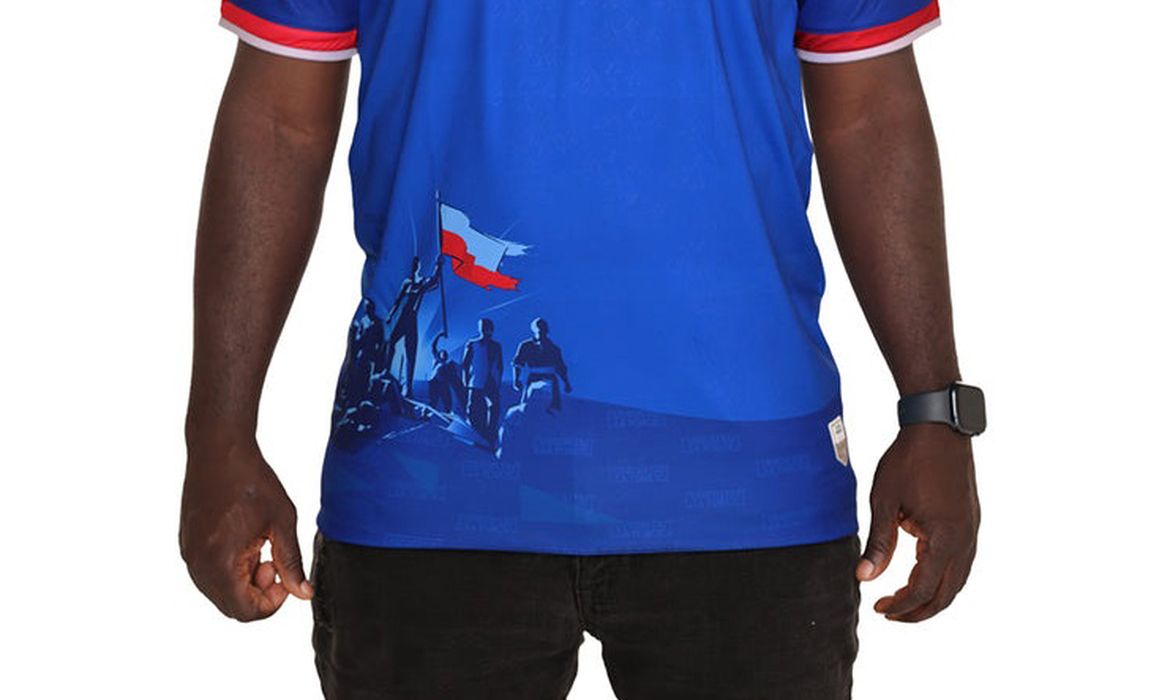 A história vetada pela Fifa em camisa da Copa - Revolução do Haiti: a história vetada pela Fifa em camisa da Copa
Uniforme da seleção caribenha retratava batalha pela independência. Foto: Saeta/ Divulgação
