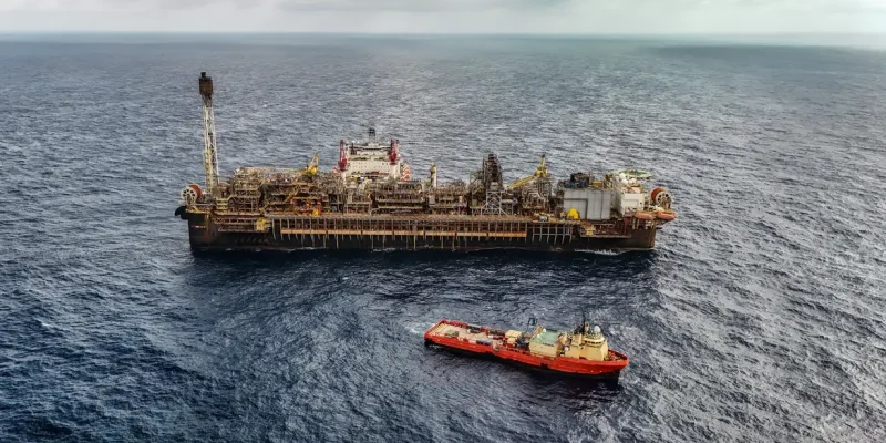 28/05/2026 - Pré-sal da Bacia de Santos -Esta é a P-67, uma unidade gigante do tipo FPSO (sistema flutuante de produção, armazenamento e transferência) que opera no pré-sal da Bacia de Santos. Com impressionantes 353 mil toneladas, 288 metros de comprimento, 54 metros de largura e 31 metros de altura, essa estrutura colossal tem capacidade para processar diariamente até 150 mil barris de petróleo e comprimir até 6 milhões de m³ de gás natural. Mostrar o cotidiano, a segurança e a dedicação dos profissionais que trabalham embarcados nessa superestrutura é uma forma de valorizar quem constrói a nossa história todos os dias.

Como parte ativa do Programa Pró-Equidade de Gênero e Raça, a Petrobras reafirma o compromisso de construir um ambiente de trabalho mais inclusivo e representativo, quebrando barreiras históricas no setor offshore e impulsionando a equidade tanto em terra quanto mar afora. Foto: Rafa Neddermeyer/Agência Brasil