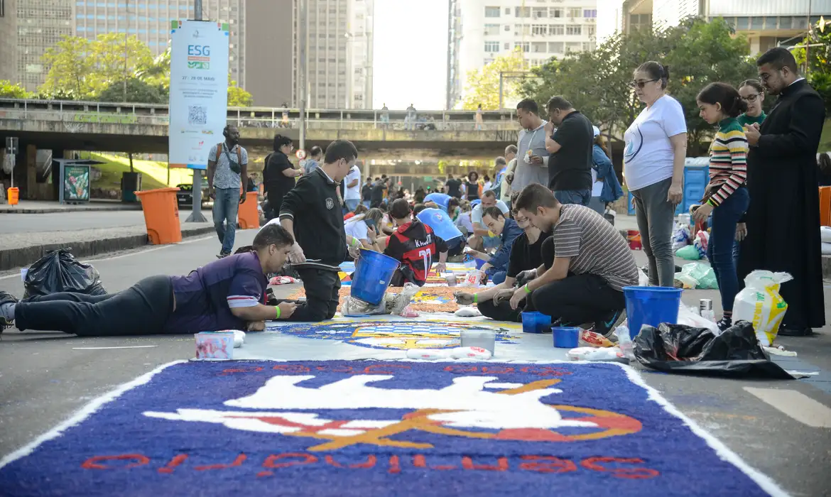 Rio de Janeiro (RJ), 30/05/2024 – Fiéis confeccionam os tradicionais tapetes de Corpus Christi no centro do Rio. Foto: Tomaz Silva/Agência Brasil
