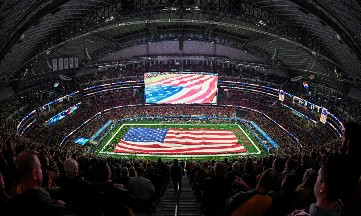 Vista do campo, da bandeira dos EUA e dos torcedores durante a execução do hino nacional antes de jogo no AT&T Stadium 
29 de dezembro de 2023 
Jerome Miron-USA TODAY Sports
