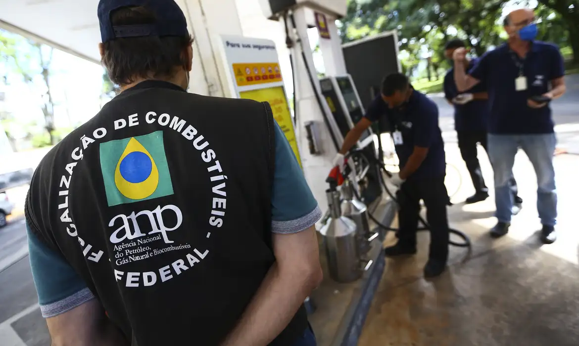 Força-tarefa integrada pela Agência Nacional do Petróleo, Gás Natural e Biocombustíveis (ANP), Procon e Inmetro fiscaliza postos revendedores de combustíveis em Brasília.