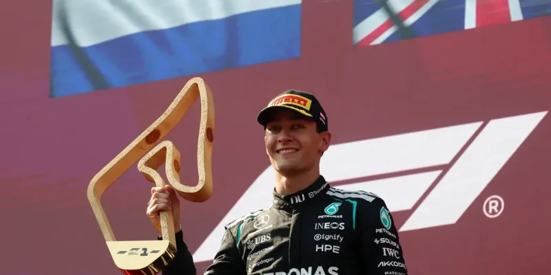 George Russell, da Mercedes, comemora com o troféu no pódio após vencer o Grande Prêmio da Áustria, 28 de junho de 2026. REUTERS/Leonhard Foeger