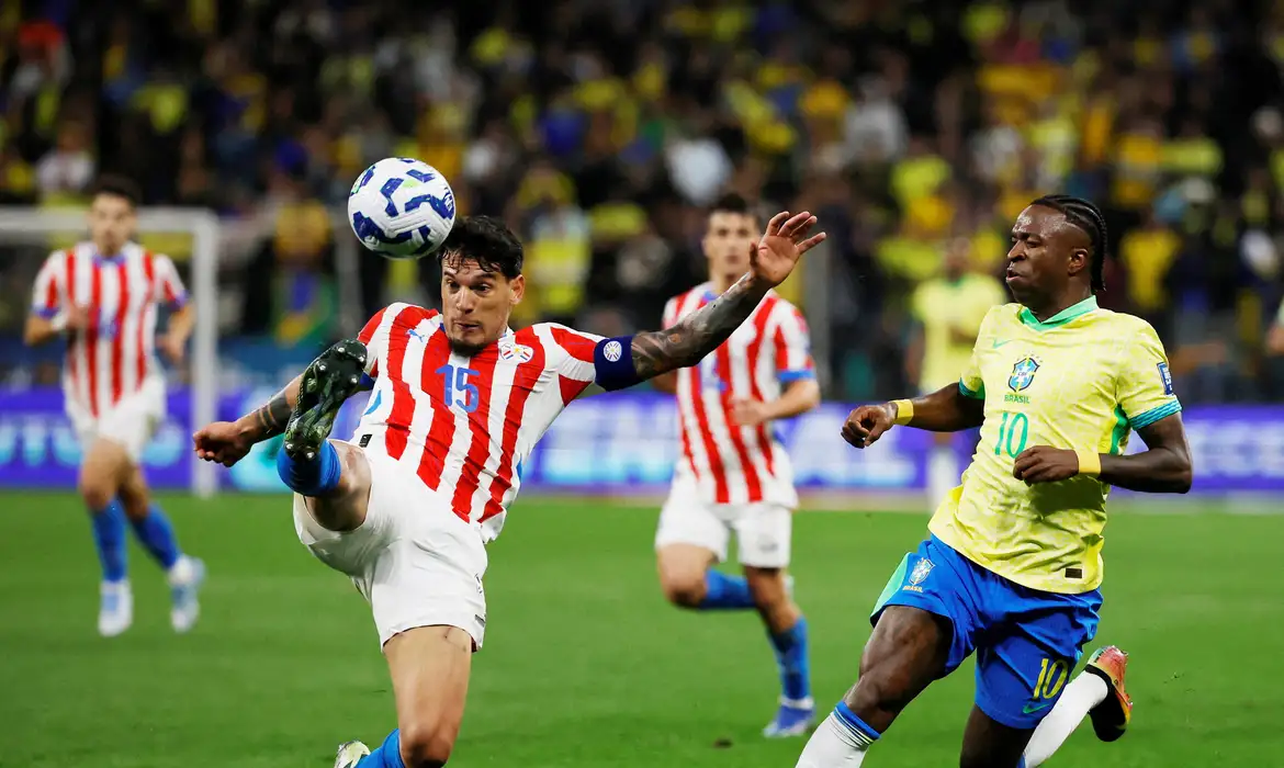 FILE PHOTO: Soccer Football - World Cup - South American Qualifiers - Brazil v Paraguay - Neo Quimica Arena, Sao Paulo, Brazil - June 10, 2025 Paraguay's Gustavo Gomez in action with Brazil's Vinicius Junior REUTERS/Jorge Silva/File Photo