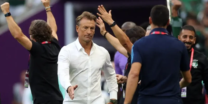 Hervé Renard aperta a mão do técnico da Argentina, Lionel Scaloni
22 de novembro de 2022 REUTERS/Carl Recine