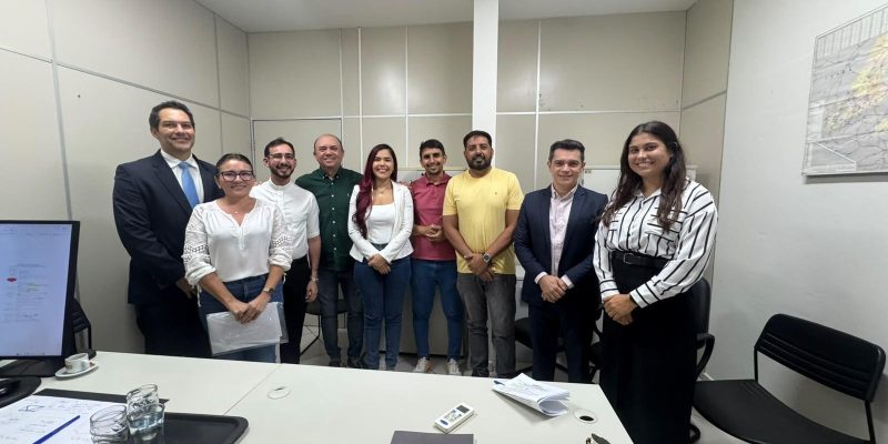 representantes legais em pe em uma sala