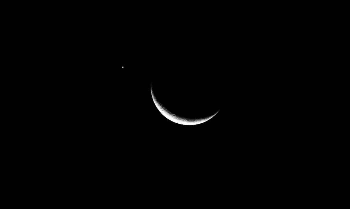 São Paulo (SP), 17/06/2026 - Planeta Vênus visto acima da Lua (fase Nova) que apresenta 11% de sua superfície visível. Foto: Paulo Pinto/Agencia Brasil