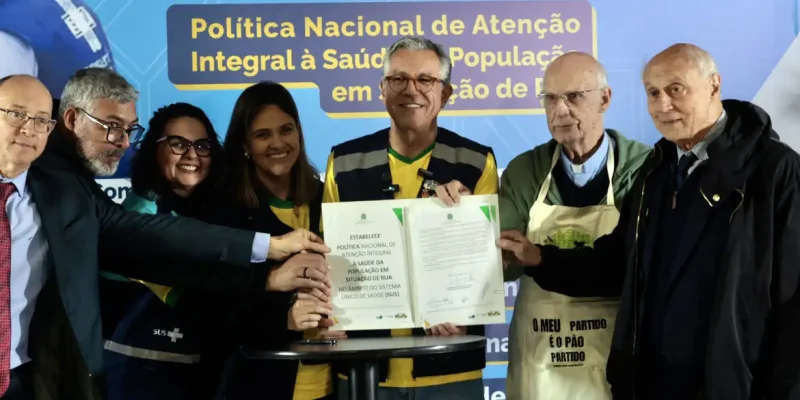 São Paulo (SP), 24/06/2026 - Ministro da Saúde, Alexandre Padilha, participa com o Padre Júlio Lancellotti na Casa de Oração do Povo da Rua, no bairro da Luz, do lançamento da Política Nacional de Atenção Integral à Saúde da População em Situação de Rua (PNAIS Rua), que estabelece diretrizes para garantir atendimento contínuo e integral a essa população. Foto: Paulo Pinto/Agencia Brasil
