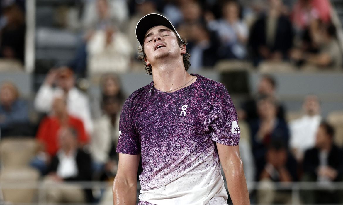Tennis - French Open - Roland Garros, Paris, France - June 2, 2026 Brazil's Joao Fonseca reacts during his quarter final match against Czech Republic's Jakub Mensik REUTERS/Benoit Tessier