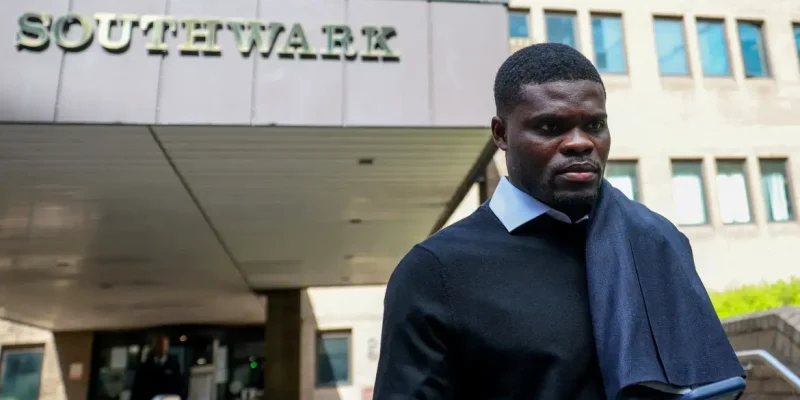 Thomas Partey deixa o Tribunal de Southwark, em Londres
13 de abril de 2026 REUTERS/Hannah McKay