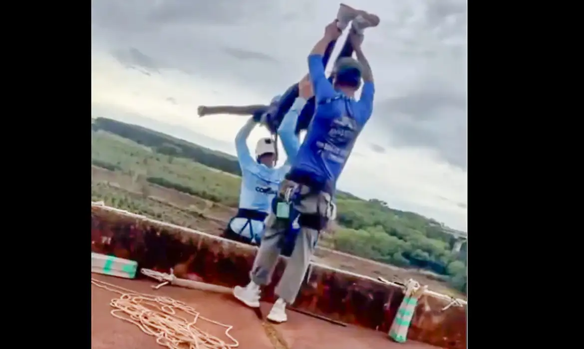 Brasília (DF), 15/06/2026 – Jovem morre após ser jogada sem corda de rope jump.
Frame Entre Cordas e Ih Voei