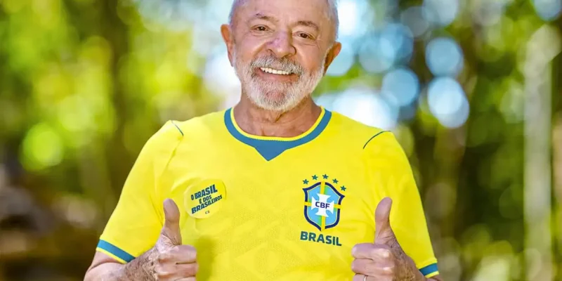 06.06.2026 - Presidente da República, Luiz Inácio Lula da Silva, posa para retrato com a camisa da Seleção Brasileira de futebol, na Granja do Torto. Brasília - DF.  Foto: Ricardo Stuckert / PR