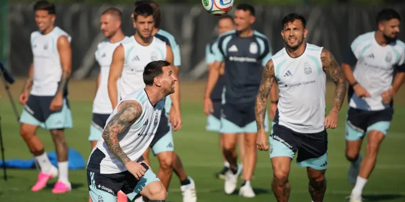 Lionel Messi, Leandro Paredes e companheiros da seleção argentina durante o treino no Centro de Treinamento do Sporting KC, Kansas City, EUA 
24 de junho de 2026  
IMAGN IMAGES via Reuters/Denny Medley