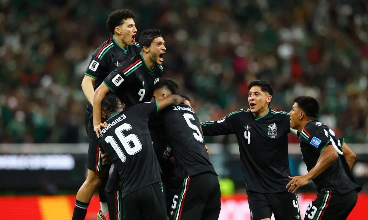 Soccer Football - FIFA World Cup 2026 - Group A - Mexico v South Korea - Estadio Guadalajara, Guadalajara, Mexico - June 18, 2026 Mexico's Luis Romo celebrates scoring their first goal with Jorge Sanchez, Raul Jimenez, Julian Quinones, Johan Vasquez, Edson Alvarez and Jesus Gallardo REUTERS/Daniel Becerril