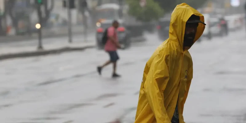 Rio de Janeiro (RJ) 22/03/2024 – Temporal atinge o Rio de Janeiro e trabalhadores deixam a região central da cidade, que tem ponto facultativo decretado com previsão de chuvas extremas. Foto: Fernando Frazão/Agência Brasil