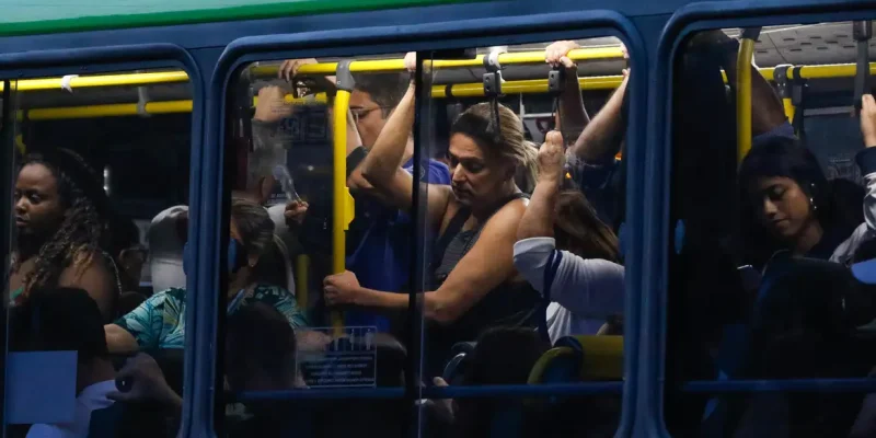 Rio de Janeiro (RJ) 30/04/2024 – Trabalhadores usam ônibus em deslocamento na volta para casa, na região da Central do Brasil. Foto: Fernando Frazão/Agência Brasil