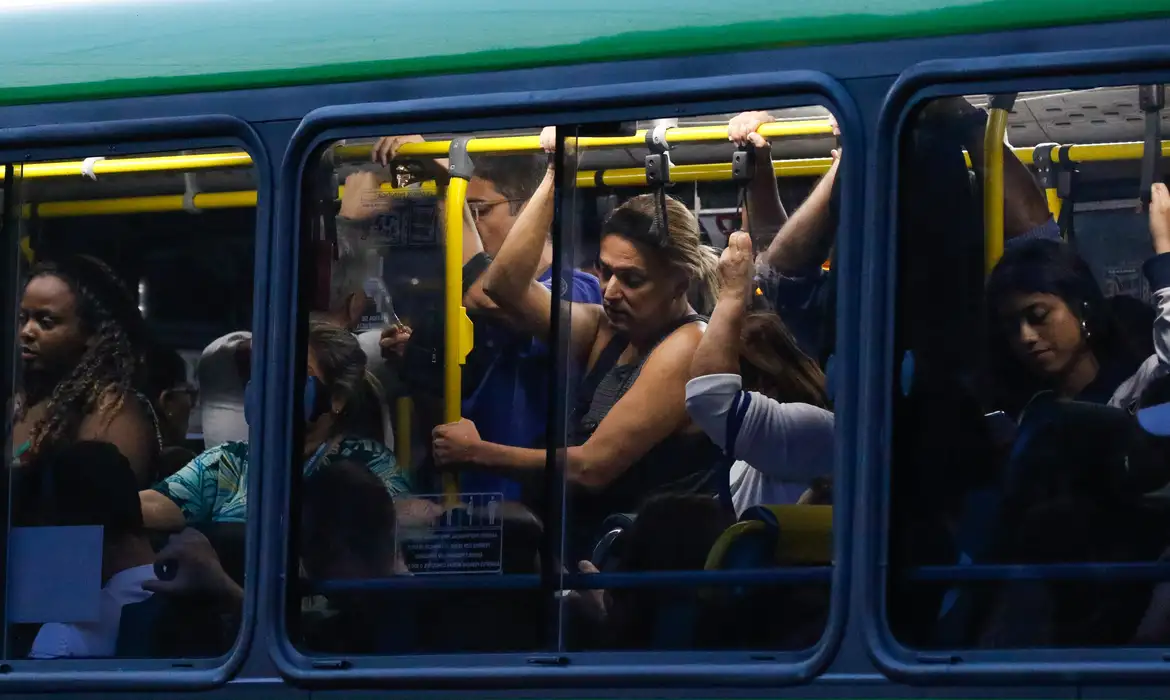 Rio de Janeiro (RJ) 30/04/2024 – Trabalhadores usam ônibus em deslocamento na volta para casa, na região da Central do Brasil. Foto: Fernando Frazão/Agência Brasil