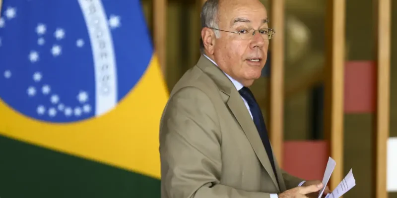 Brasília (DF), 07/03/2023 - O  Ministro das Relações Exteriores do Brasil, Mauro Vieira, durante declaração à imprensa após reunião com o Ministro das Relações Exteriores do Uruguai, Francisco Bustillo, no Palácio do Itamaraty.