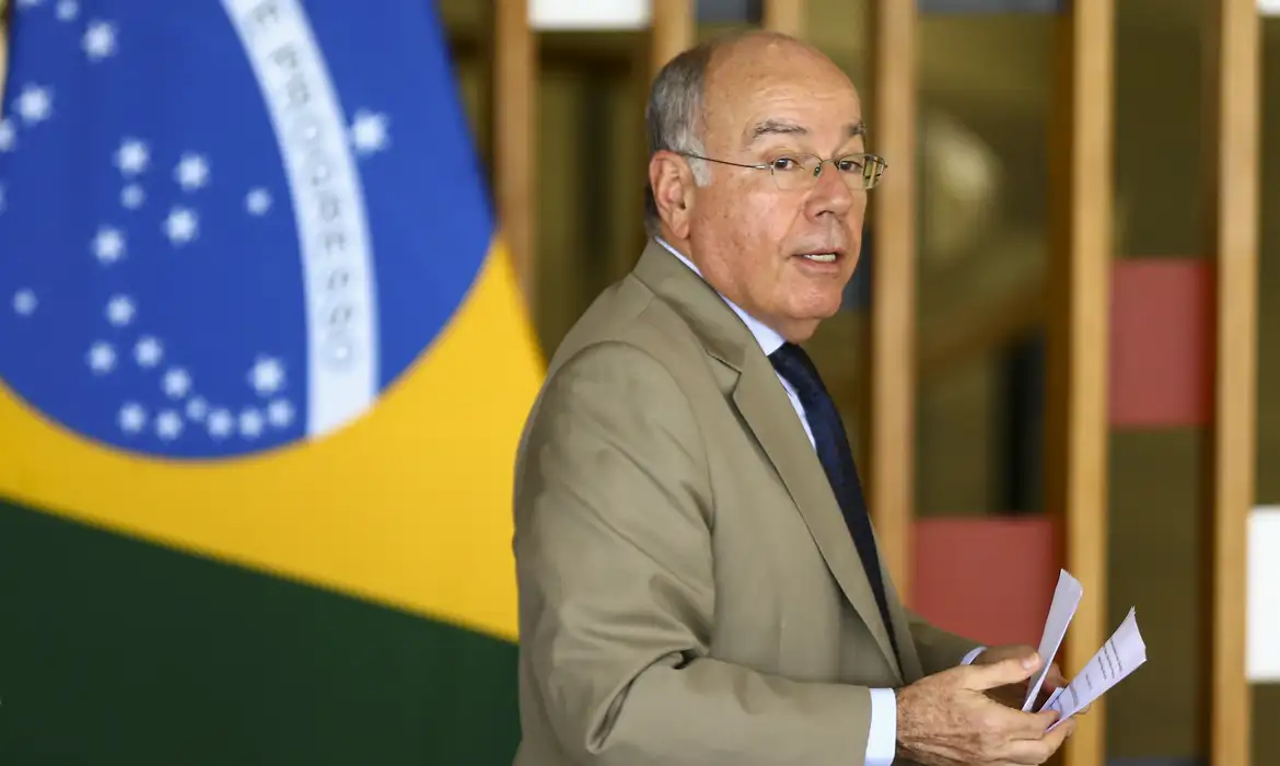 Brasília (DF), 07/03/2023 - O  Ministro das Relações Exteriores do Brasil, Mauro Vieira, durante declaração à imprensa após reunião com o Ministro das Relações Exteriores do Uruguai, Francisco Bustillo, no Palácio do Itamaraty.