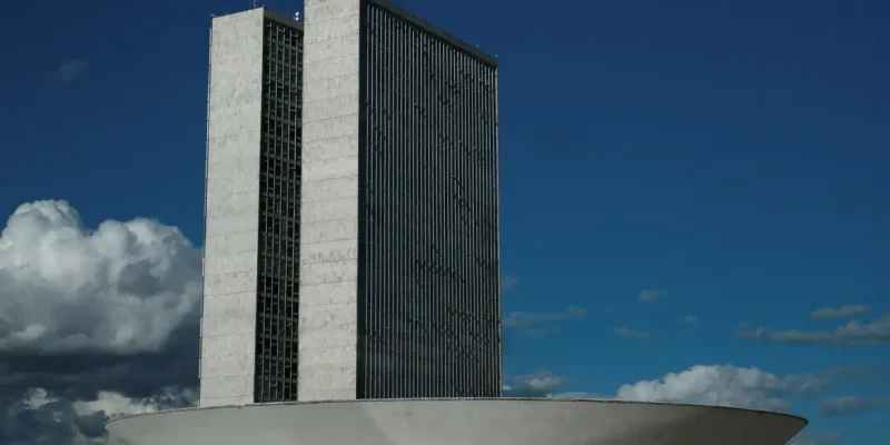 A cúpula  maior, voltada para cima, abriga o Plenário da Câmara dos Deputados.