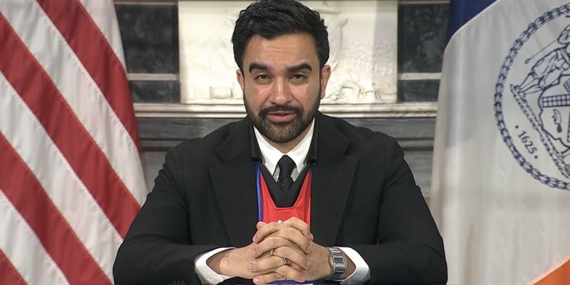 O prefeito de Nova York, Zohran Mamdani, defendeu o futebol como espaço de mobilização social e exaltou o ex-jogador brasileiro Sócrates e a Democracia Corinthiana. Frame: NYCMayor/X/Reprodução