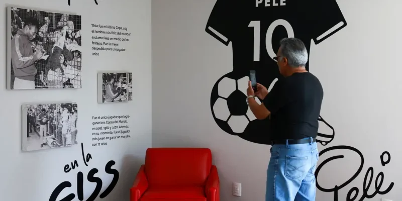 Visitante tira foto em exposição onde o público pode visitar o quarto onde Pelé ficou hospedado antes da final da Copa do Mundo de 1970 na Cidade do México
2 de junho de 2026 REUTERS/Raquel Cunha