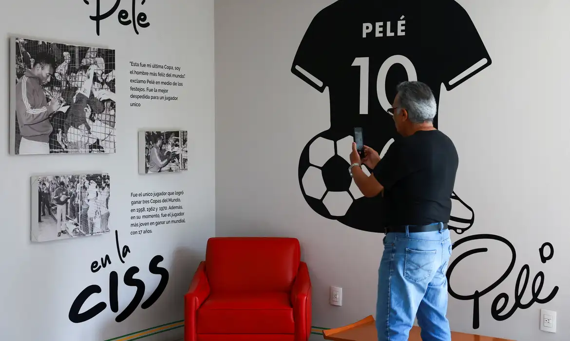 Visitante tira foto em exposição onde o público pode visitar o quarto onde Pelé ficou hospedado antes da final da Copa do Mundo de 1970 na Cidade do México
2 de junho de 2026 REUTERS/Raquel Cunha