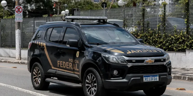 04/03/2026 - São Paulo - Movimentação de jornalistas e policiais federal na sede da Polícia Federais, no bairro da Lapa em São Paulo. Hoje o presidente do Banco Master, Daniel Vorcaro foi preso pela PF. Foto: Paulo Pinto/Agência Brasil