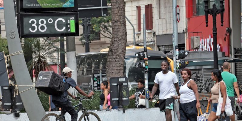 São Paulo (SP), 27/12/2025 - Pessoas na rua durante forte onda de calor. Operação Altas Temperaturas em São Paulo, devido ao forte calor na cidade. Foto: Paulo Pinto/Agencia Brasil