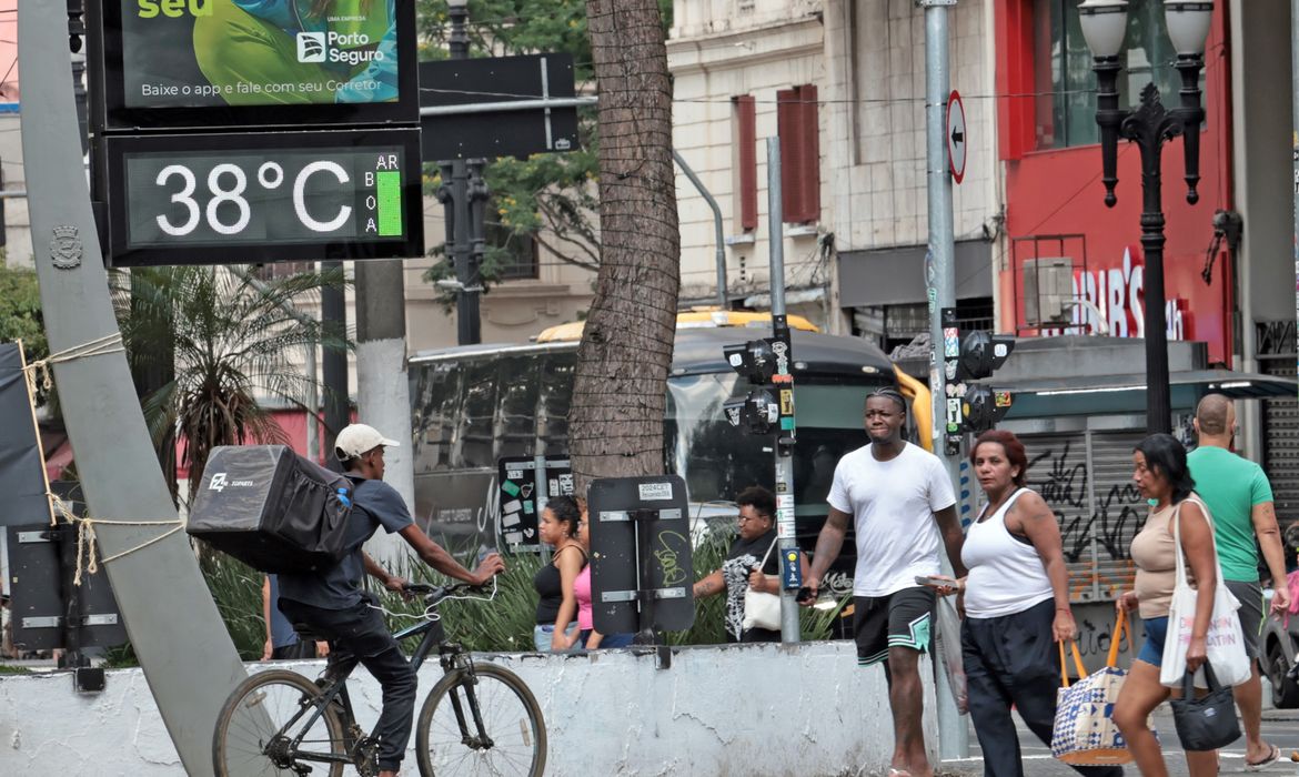 São Paulo (SP), 27/12/2025 - Pessoas na rua durante forte onda de calor. Operação Altas Temperaturas em São Paulo, devido ao forte calor na cidade. Foto: Paulo Pinto/Agencia Brasil