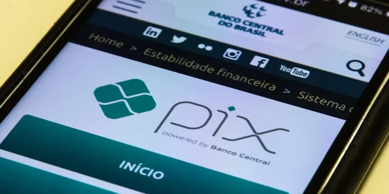 Pix é o pagamento instantâneo brasileiro. O meio de pagamento criado pelo Banco Central (BC) em que os recursos são transferidos entre contas em poucos segundos, a qualquer hora ou dia. É prático, rápido e seguro.