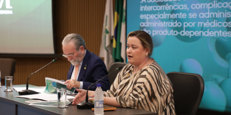 Brasília - DF - 01/06/2026 - Conselho Federal de Medicina (CFM) amplia as restrições de uso do PMMA (polimetilmetacrilato) como substância de preenchimento, proibindo seu uso por médico em todo o Brasil.  ( relatora da resolução e  conselheira federal do CFM, Graziela Bonin  e o o presidente do CFM, José Hiran da Silva Gallo). Foto: Conselho Federal de Medicina