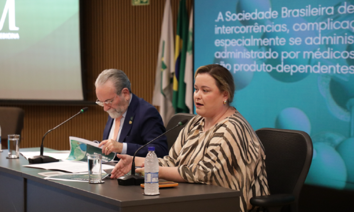 Brasília - DF - 01/06/2026 - Conselho Federal de Medicina (CFM) amplia as restrições de uso do PMMA (polimetilmetacrilato) como substância de preenchimento, proibindo seu uso por médico em todo o Brasil.  ( relatora da resolução e  conselheira federal do CFM, Graziela Bonin  e o o presidente do CFM, José Hiran da Silva Gallo). Foto: Conselho Federal de Medicina