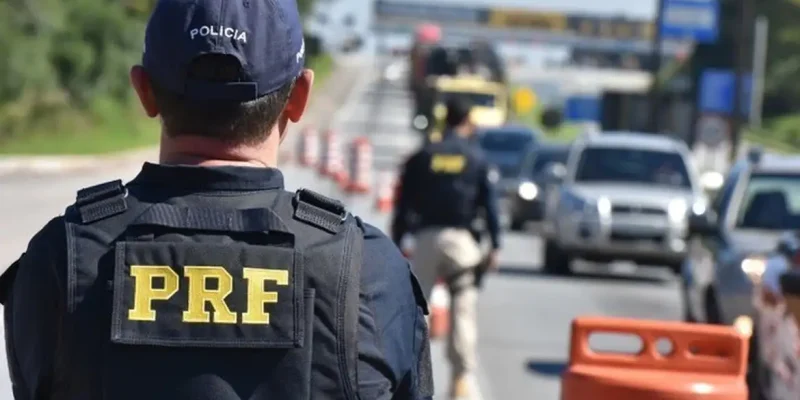 A Polícia Rodoviária Federal (PRF) inicia nesta sexta-feira a Operação Finados 2021. Durante todo o feriado prolongado, a instituição reforçará o policiamento ostensivo em locais e horários de maior incidência de acidentes graves e de