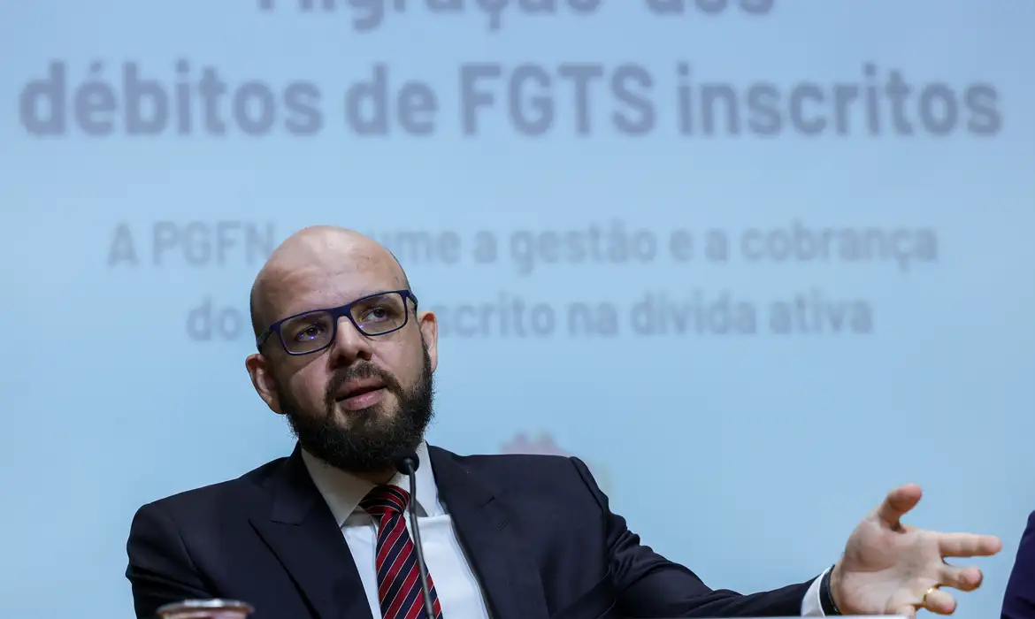 Brasília (DF) 01/06/2026 -  O procurador-geral adjunto da Dívida Ativa da União e do FGTS, Theo Lucas, acompanhado do Analista Arnaldo Meira, durante coletiva sobre mudanças na cobrança de débitos do FGTS inscritos na dívida ativa.  Foto: Fabio Rodrigues-Pozzebom/ Agência Brasil